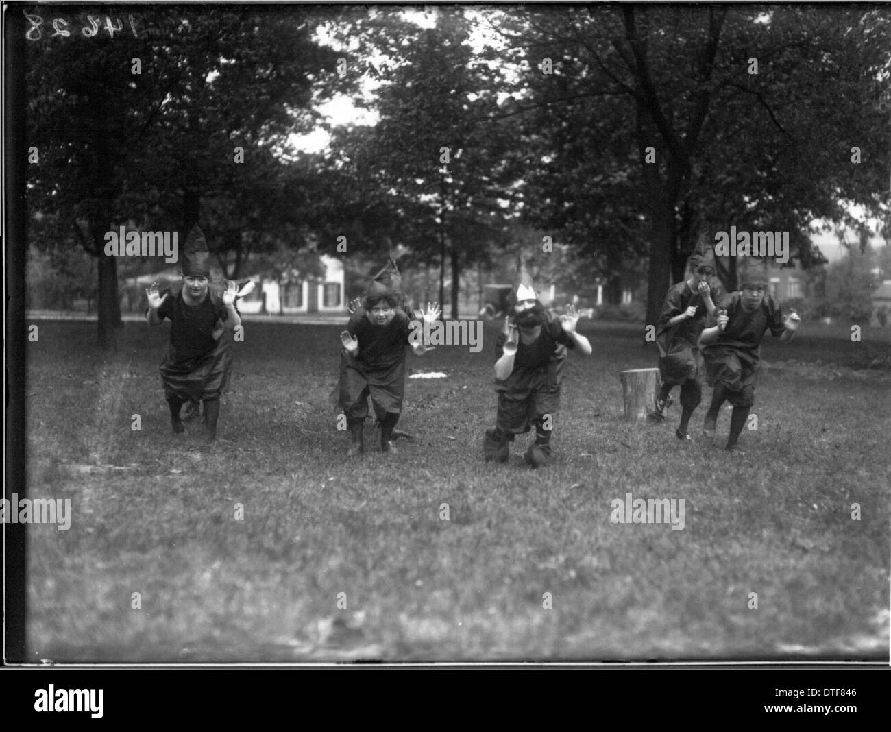 Una fotografia storica di uno spettacolo teatrale all'aperto durante la celebrazione del giorno di maggio all'Oxford College nel 1915. L'immagine cattura gli studenti che partecipano allo spettacolo, parte di una lunga tradizione di eventi all'aperto presso l'università. Foto Stock