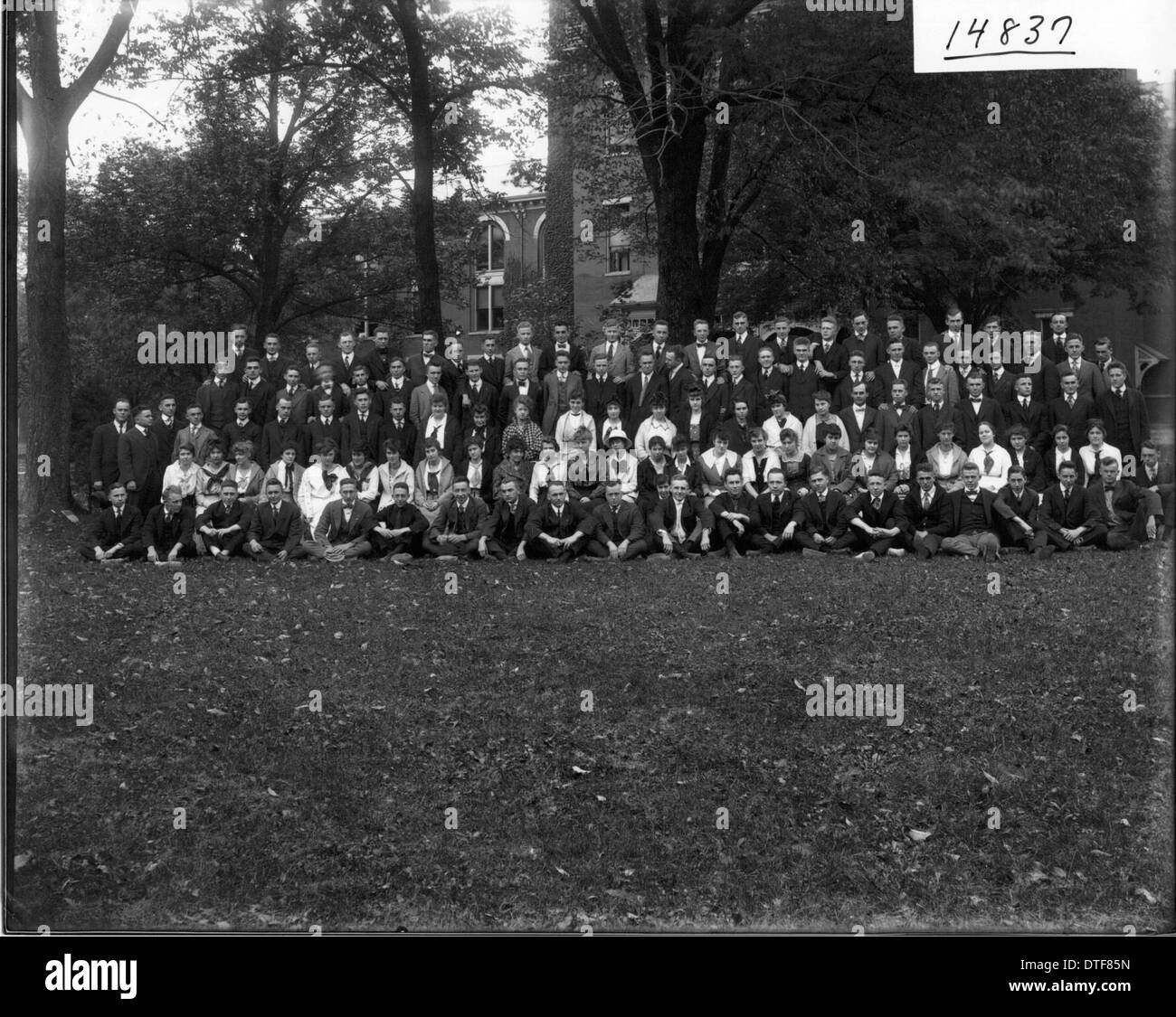 Questo ritratto di gruppo del 1915 cattura la classe di secondo grado del Liberal Arts College della Miami University. La fotografia mette in risalto l'abbigliamento e l'energia giovanile degli studenti americani dell'università del XX secolo. Foto Stock