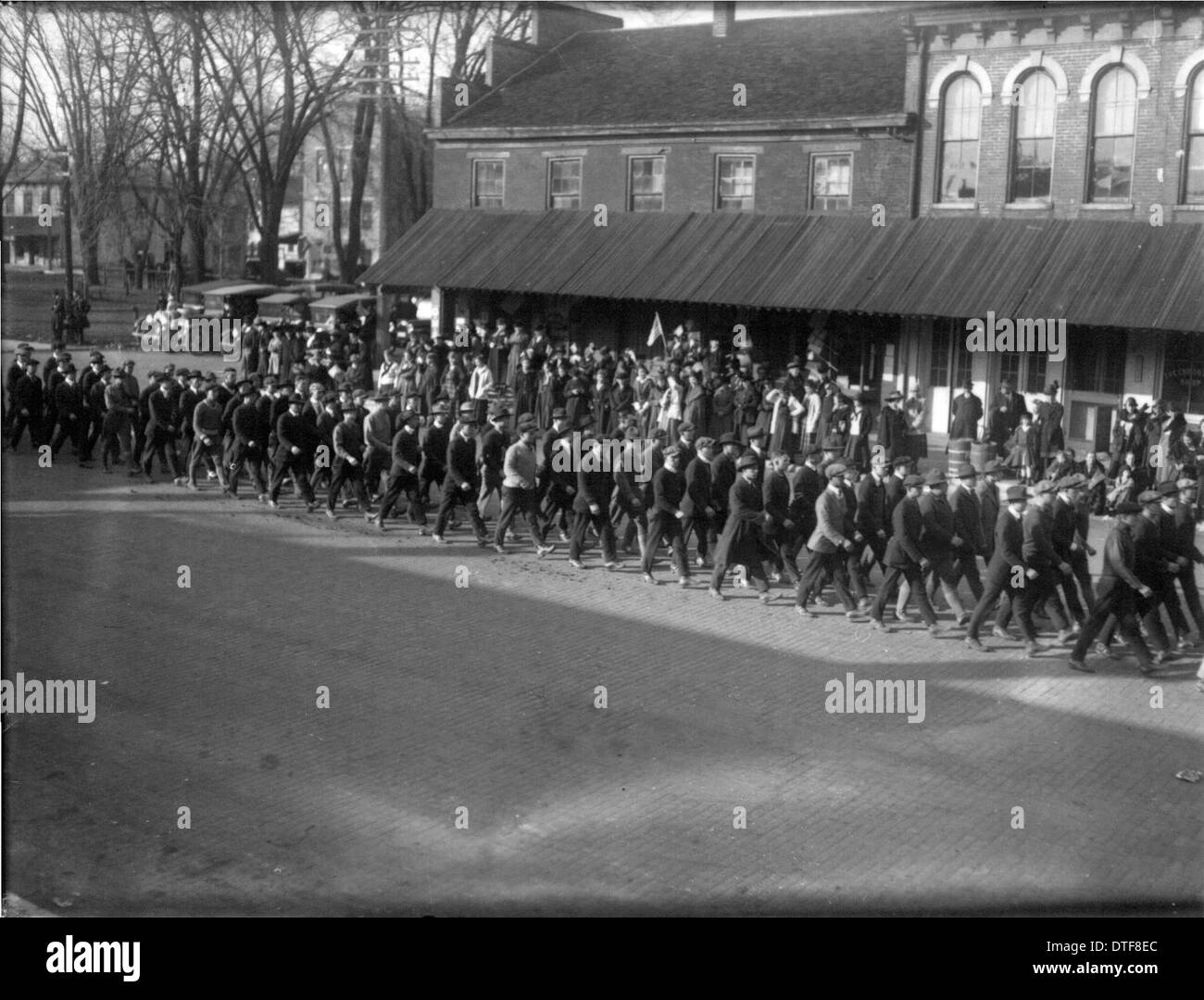 La parata del giorno dell'armistizio del 1918 ad Oxford vide uomini in marcia per commemorare la fine della prima guerra mondiale. La parata fa parte di una serie di cerimonie pubbliche tenute in tutto il mondo per onorare la pace dopo la guerra. la marcia degli uomini a Oxford simboleggiava la fine del conflitto e l’inizio della ricostruzione durante l’era post-bellica. Foto Stock