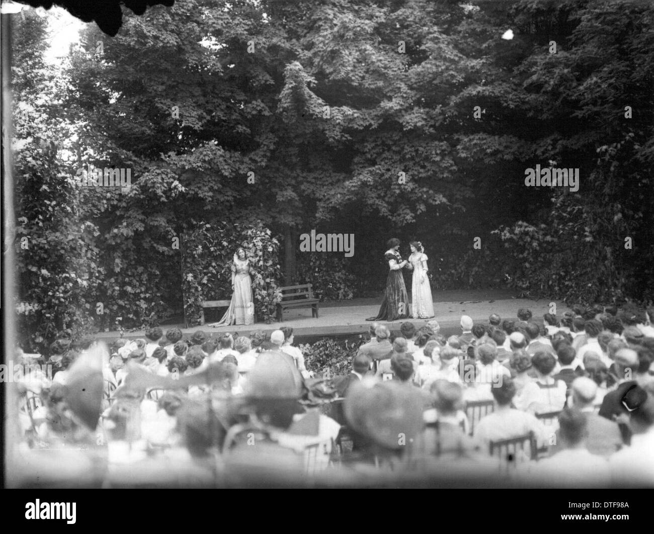Questa fotografia storica cattura tre suonatrici di Colburn che si esibiscono sul palco, con un pubblico presente. L'immagine fornisce uno sguardo alle produzioni teatrali della Miami University di Oxford, Ohio, offrendo informazioni sulle arti dello spettacolo durante quel periodo. Foto Stock