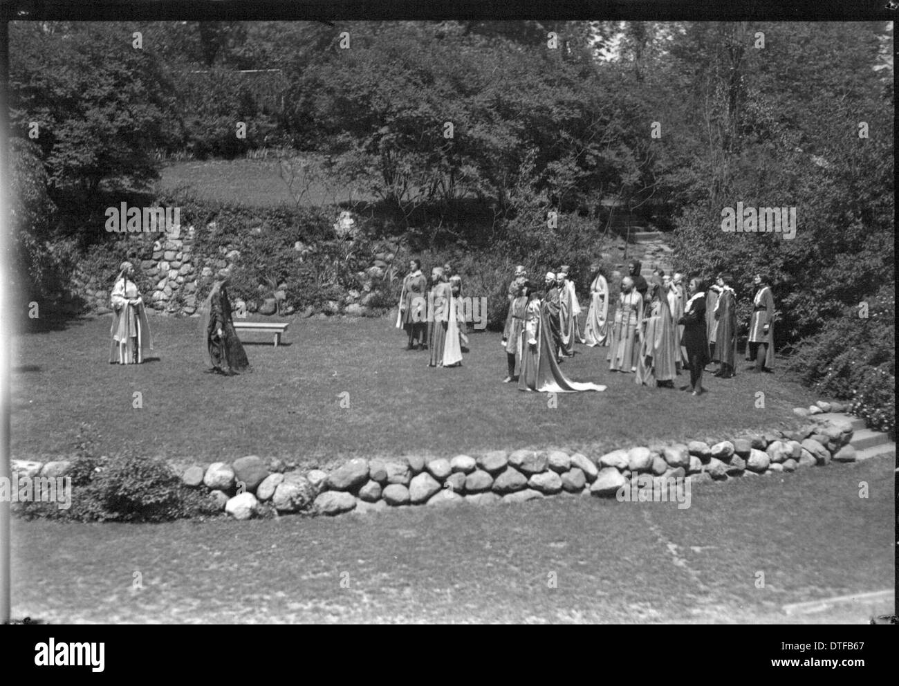 Questa fotografia del 1934 cattura una produzione teatrale all'aperto al Western College, mostrando gli studenti in costumi. L'immagine evidenzia la celebrazione del Tree Day, una parte delle tradizioni del college, sottolineando il ruolo degli eventi all'aperto nell'educazione femminile e nella vita del campus della Miami University di Oxford, Ohio. Foto Stock