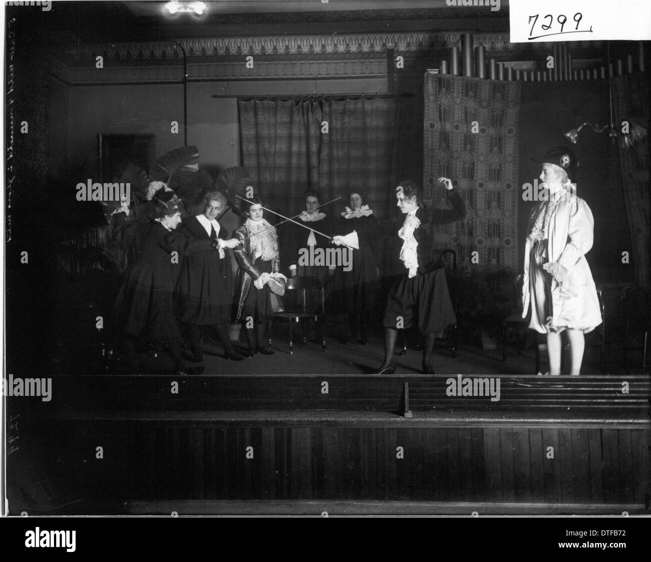 Questa fotografia mostra artisti del Western College Theatre, che mostrano costumi teatrali utilizzati nelle produzioni. L'immagine evidenzia il ruolo dell'educazione femminile nelle arti della Miami University e la storia dei contributi culturali del college. Foto Stock