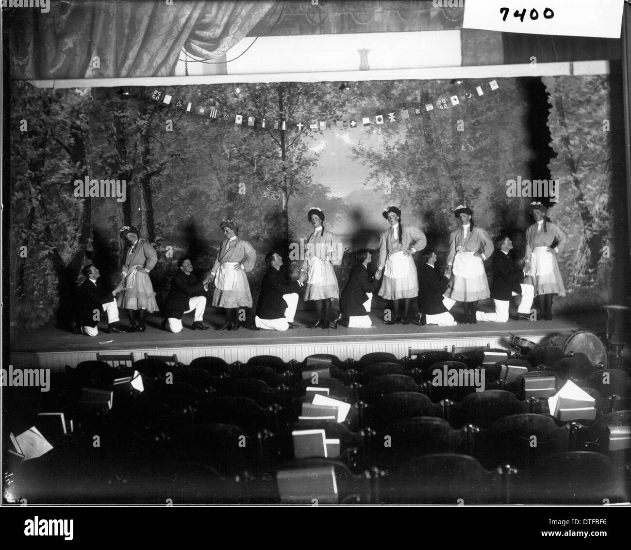 Questa fotografia cattura una scena di una produzione teatrale del 1906, mostrando attori in costumi d'epoca durante le prove. L'immagine offre uno sguardo sulla scena teatrale dei primi anni del XX secolo presso la Miami University, riflettendo l'atmosfera artistica e culturale del tempo. Foto Stock