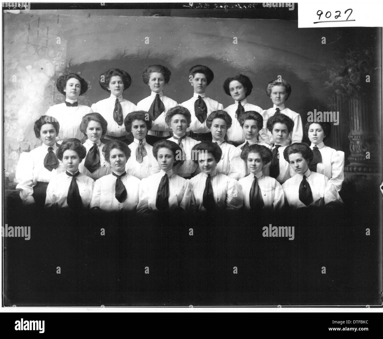 Il ritratto di gruppo del 1909 del Miami University Madrigal Club presenta i cantanti studenteschi del club, che riflettono la ricca storia delle organizzazioni studentesche e dell'educazione femminile all'Università di Miami. La foto è una rappresentazione storica della vita studentesca dei primi anni del XX secolo presso l'istituzione. Foto Stock