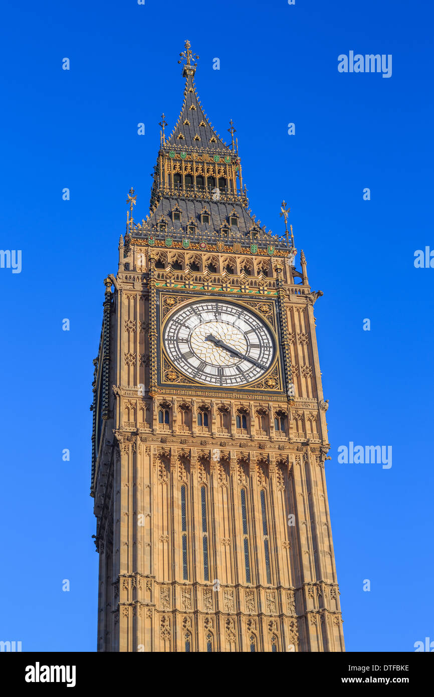 Big Ben di torre con orologio contro un cielo blu chiaro. Foto Stock