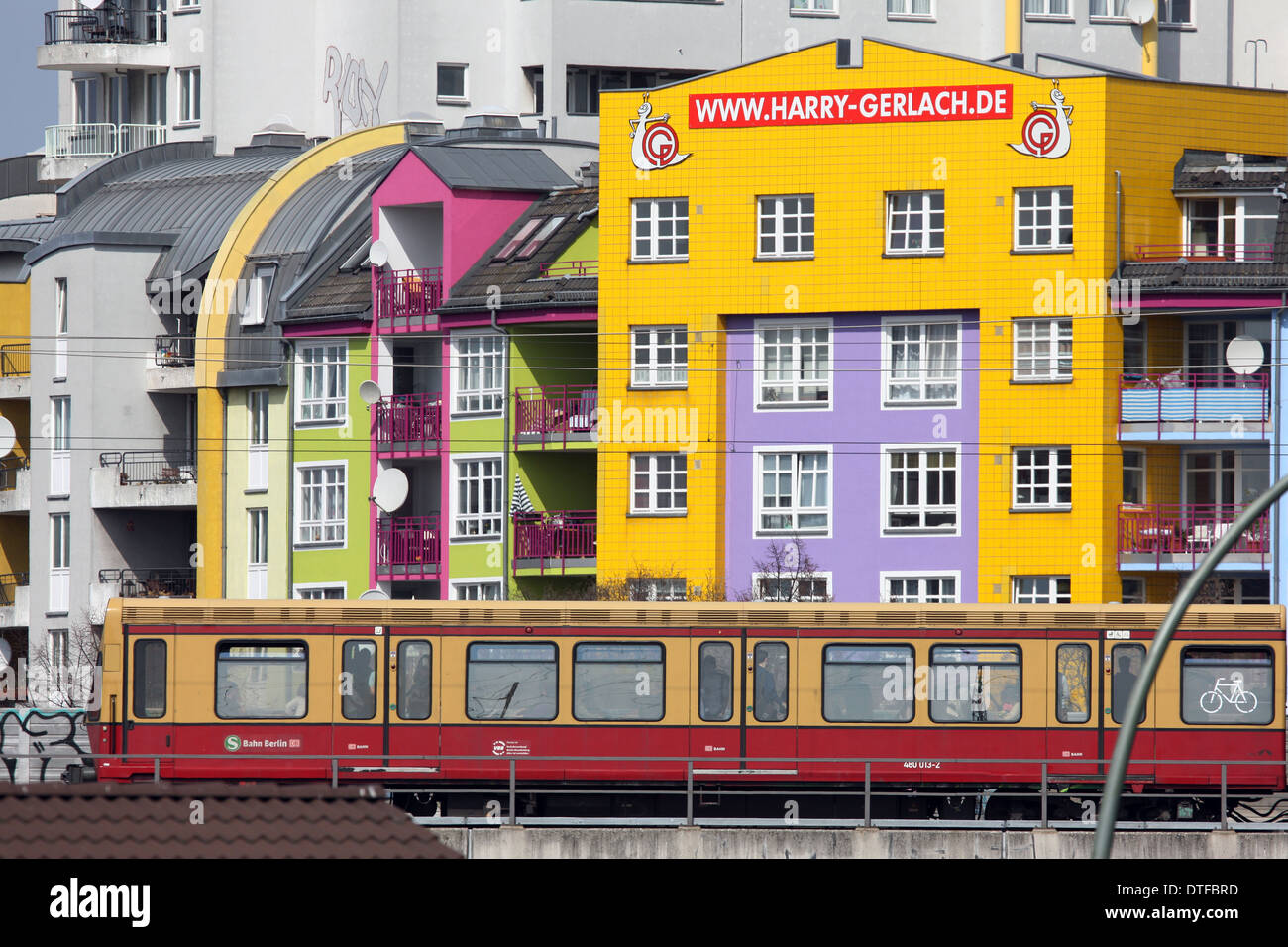 Berlino, Germania, S-Bahn prima di colorate case appartamento sulla zona North Shore Lynarstrasse Foto Stock