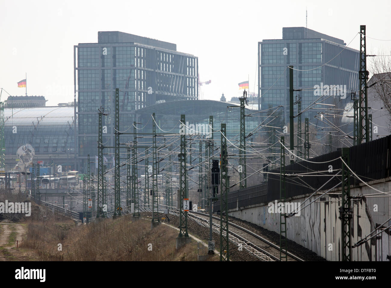 Berlino, Germania, linee elettriche su una linea ferroviaria alla stazione centrale Foto Stock