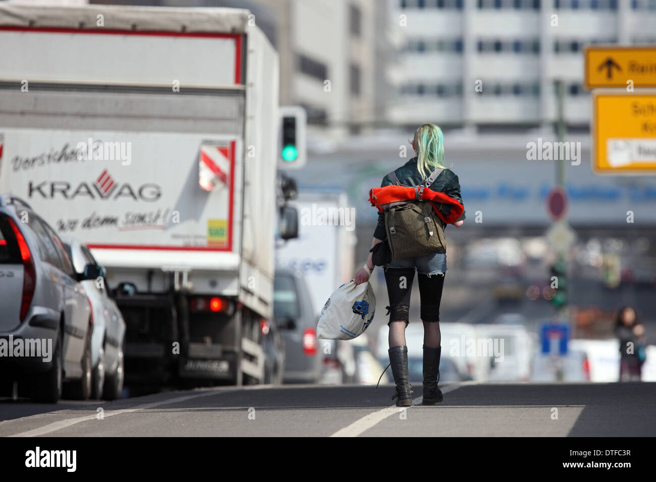 Berlino, Germania, punk corre lungo una strada Foto Stock
