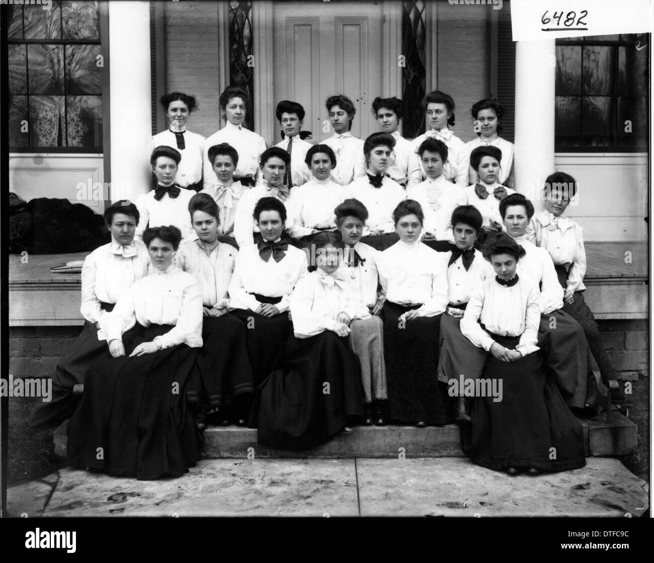 Questa fotografia del 1905 mostra i membri del Miami University Liberal Arts Club, un'organizzazione accademica che sosteneva lo studio delle arti liberali e dell'educazione. L'immagine evidenzia l'impegno del gruppo nelle attività intellettuali e culturali dell'università. Foto Stock