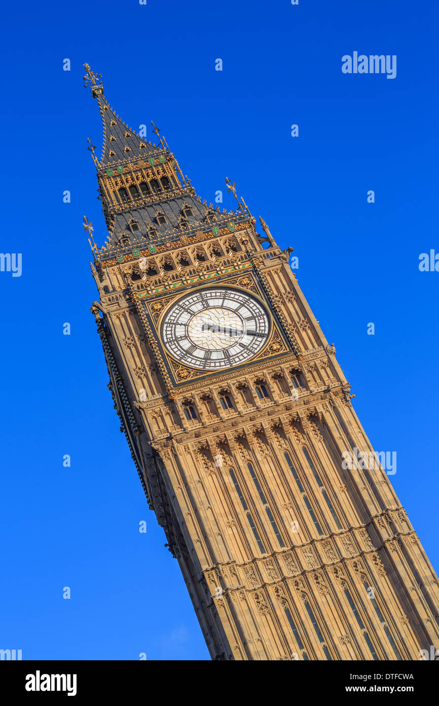 Il Big Ben e la torre orologio al Palazzo di Westminster a Londra. Torre shot contro un cielo blu chiaro. Foto Stock