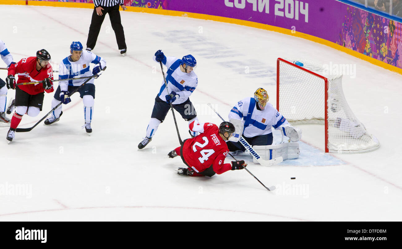 Sochi, Russia. 16 feb 2014. Avanti Corey Perry (può-24) funziona il wargin vicino al netto, solo per avere il puck liquidati dalla fine goalie Tuuka Rask (#40). Il Canada ha vinto in OT 2-1. Mens Hockey su ghiaccio turno preliminare, gruppo B, XXII Giochi Olimpici Invernali, Sochi2014. La Russia. Credito: Azione Sport Plus/Alamy Live News Foto Stock