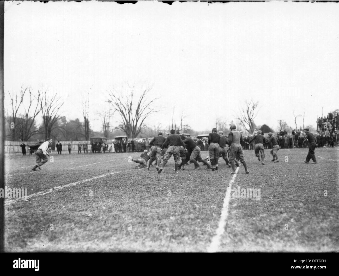 L'immagine cattura un momento della partita di football Miami-Wilmington del 1911, mostrando i giocatori in azione durante una partita di football americano degli inizi del XX secolo. Riflette la storia e lo sviluppo dello sport a livello universitario. Foto Stock