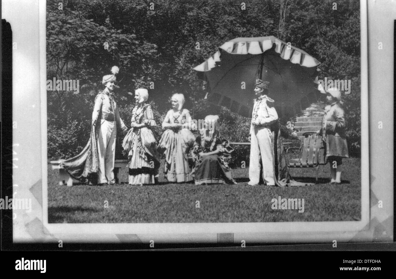 Questa immagine raffigura donne in costumi elaborati, probabilmente di una produzione teatrale o di un evento storico. I costumi riflettono la moda e lo stile associati ai loro ruoli, mostrando il significato dell'educazione delle donne e della partecipazione alle arti dello spettacolo durante il periodo. La fotografia cattura lo spirito dell'epoca e il ruolo delle donne in queste esibizioni culturali. Foto Stock