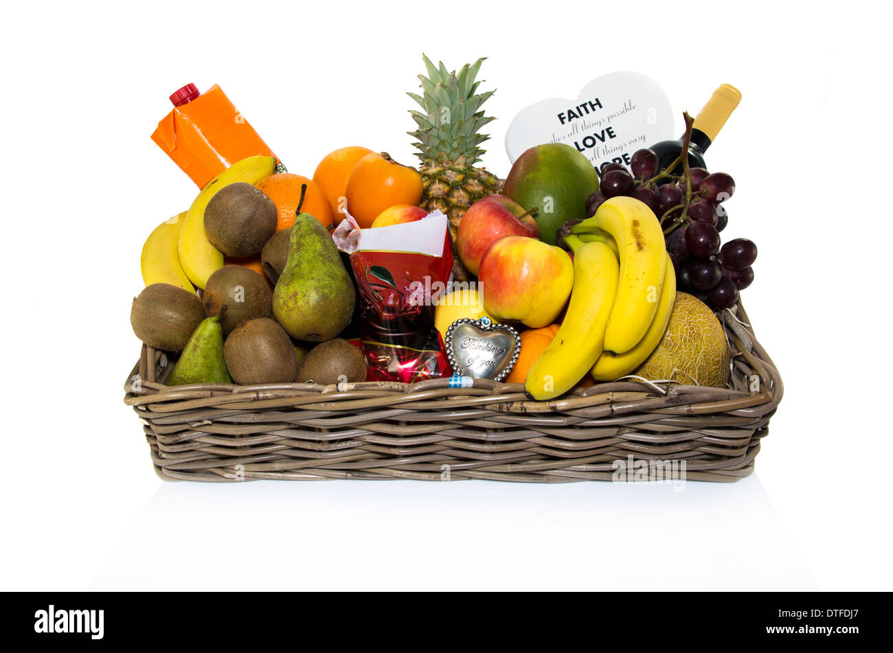 Cesto di frutta Arance Uve di ananas e kiwi,vino banana isolato su bianco Foto Stock
