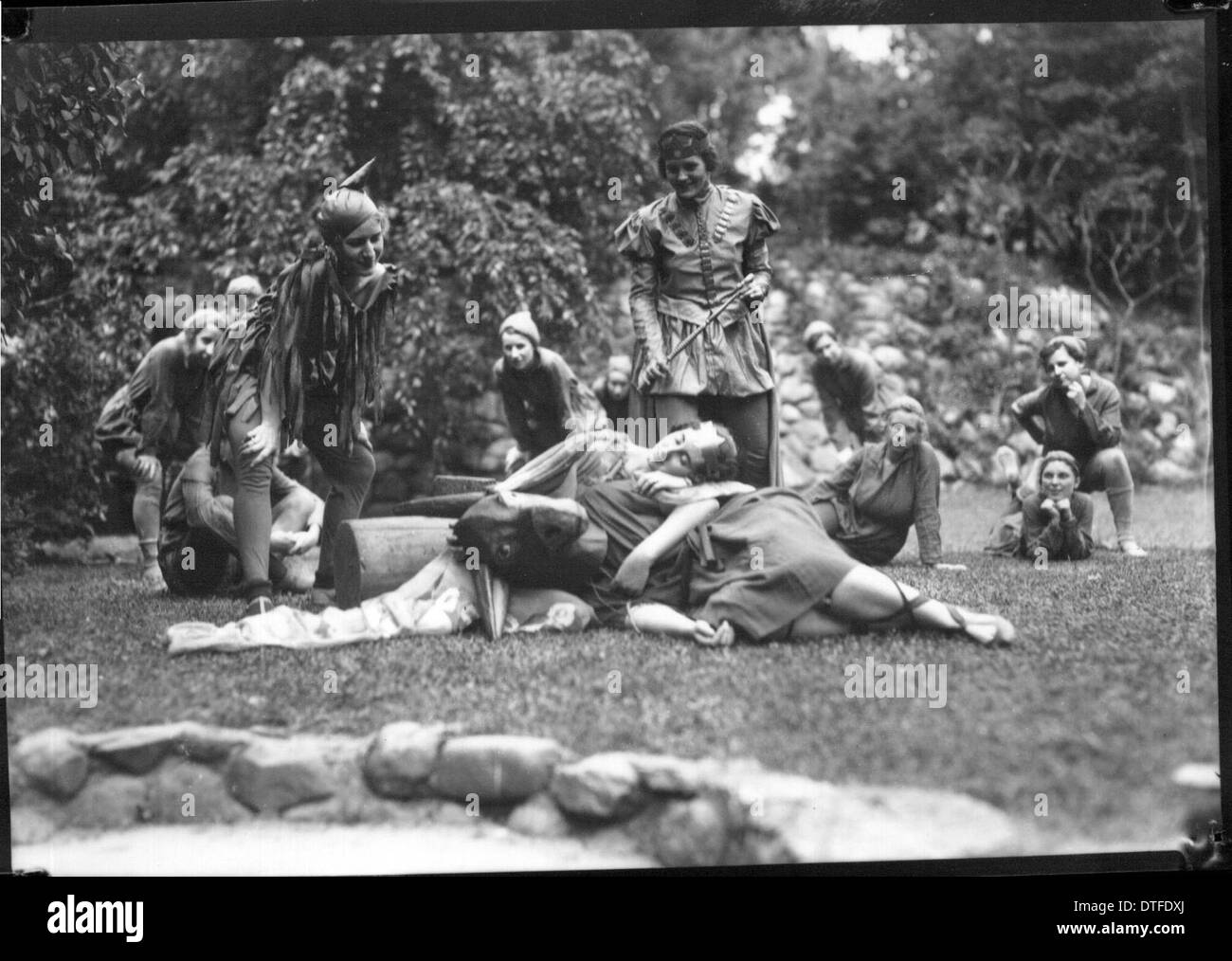 La fotografia cattura la celebrazione del Tree Day nel 1933 al Western College. Questo evento mette in evidenza il ruolo dell'educazione femminile e delle produzioni teatrali all'aperto, mostrando l'impegno del college a promuovere le arti e la consapevolezza ambientale. Foto Stock