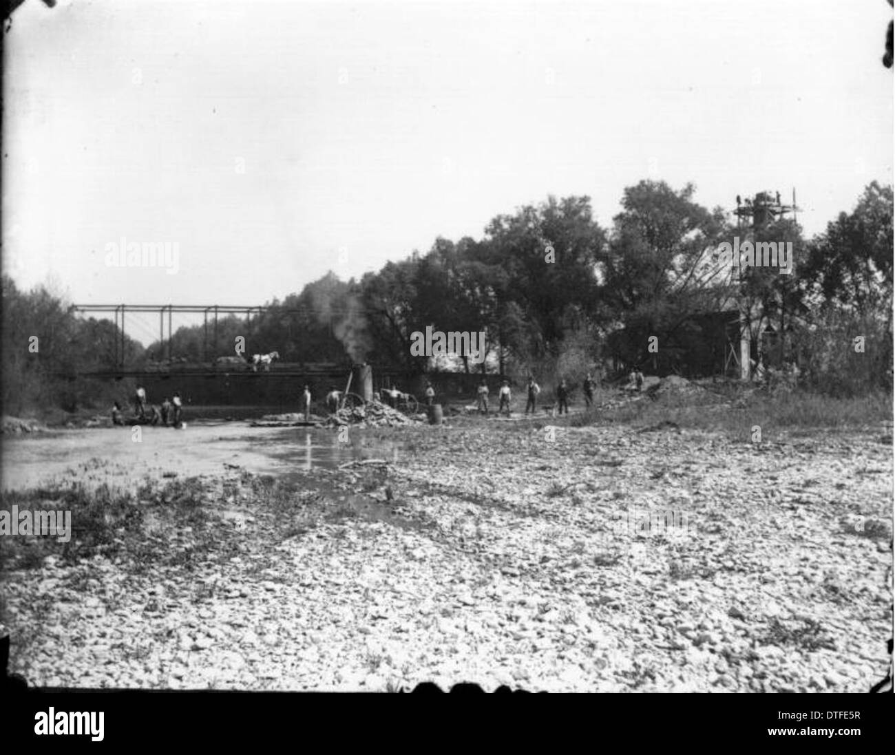 Il Talawanda Bridge di Oxford, Ohio, costruito con costruzione in ferro, è raffigurato in fotografie storiche che mostrano i lavoratori edili e le opere d'acqua durante il processo di costruzione. Foto Stock