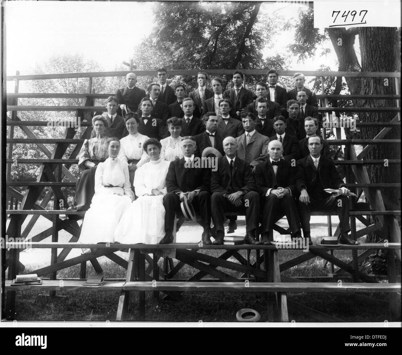 Questo ritratto di gruppo del 1906 mostra una lezione di letteratura inglese a scuola estiva presso la Miami University. La fotografia mette in evidenza l'educazione delle donne all'inizio del XX secolo all'università e riflette l'ambiente accademico dell'epoca. Foto Stock
