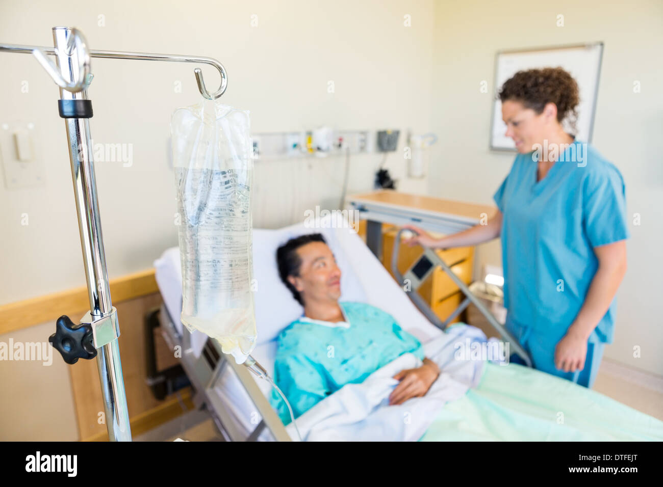 Sacca IV con un infermiere e paziente guardando ogni altro Foto Stock