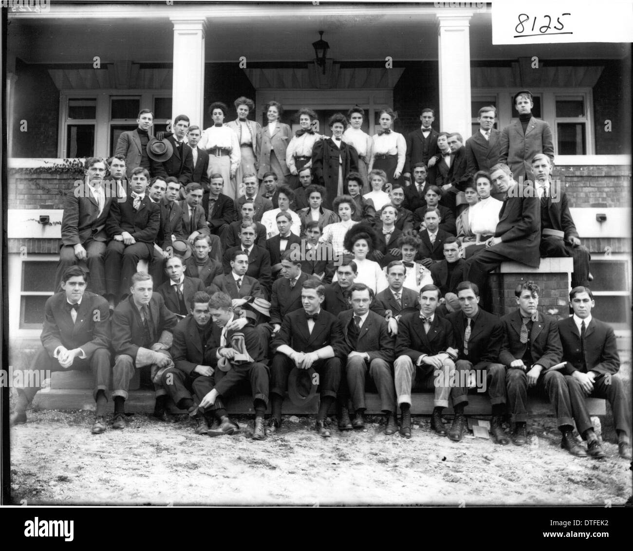Un ritratto di gruppo della classe di secondo grado della Miami University del 1907, con studenti del Liberal Arts College. Questa fotografia storica, parte della collezione digitale dell'università, offre informazioni sulla vita studentesca dell'inizio del XX secolo presso l'istituzione. Foto Stock