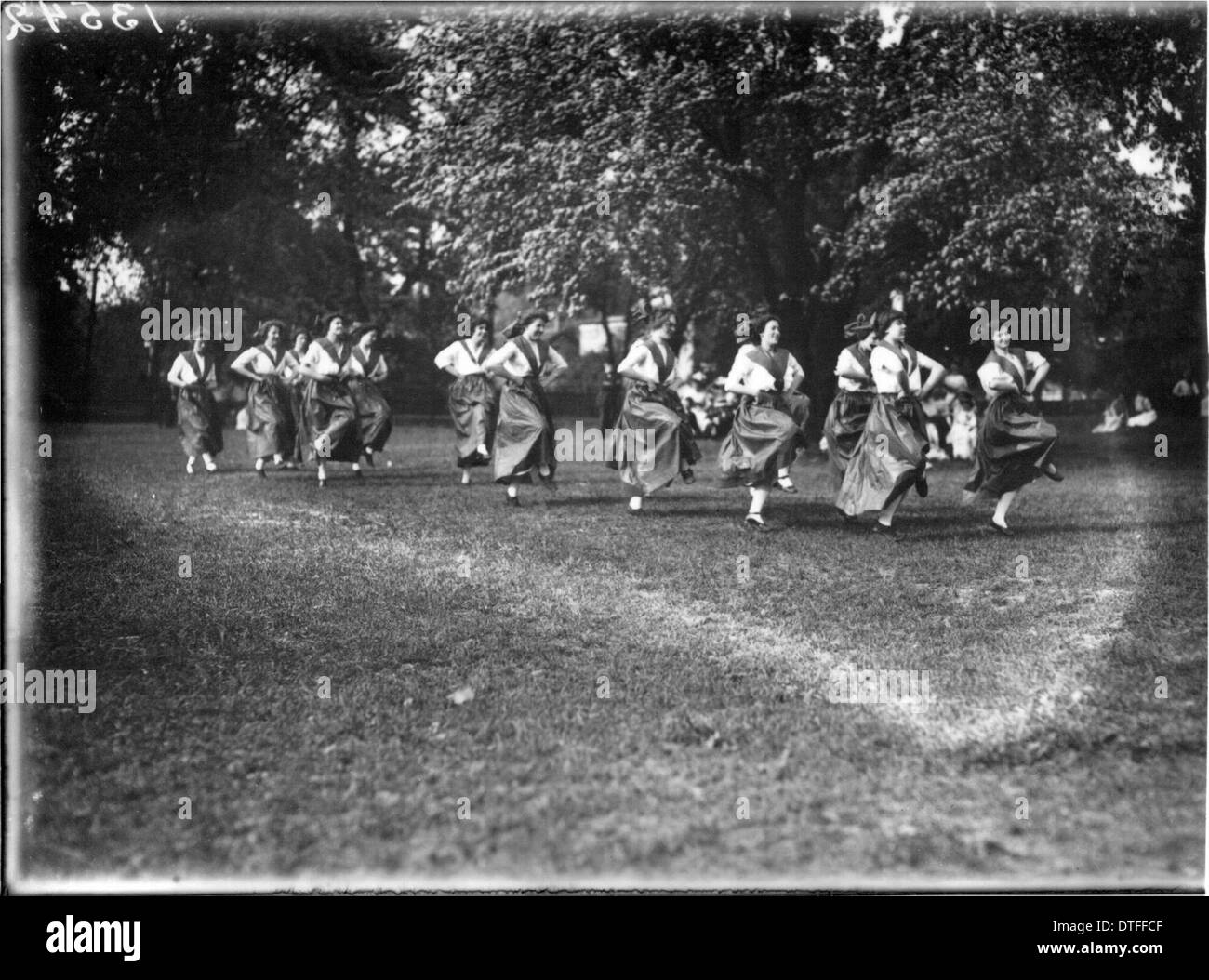 Una celebrazione del giorno di maggio all'Oxford College nel 1914 con uno spettacolo di danza. L'evento fa parte della ricca tradizione di produzioni teatrali all'aperto del college, evidenziando il ruolo dell'educazione femminile e delle arti presso la Miami University. Foto Stock