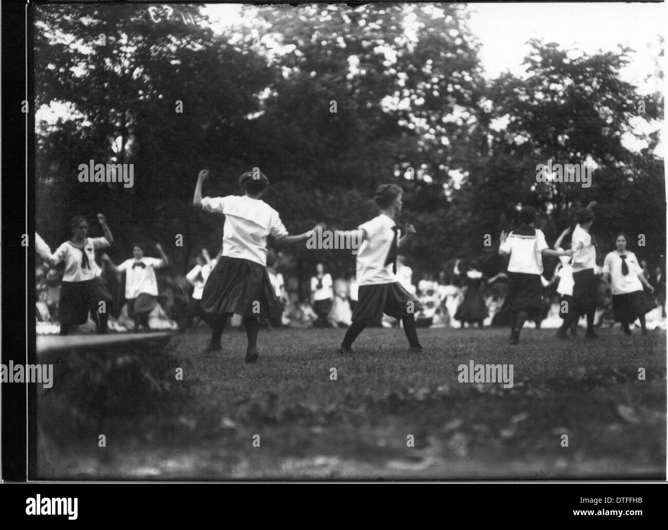 Una fotografia storica del Summer School Play Festival del 1912, che mostra un gruppo di ballerini. Questa immagine offre uno sguardo sull'educazione e le arti dello spettacolo americana dei primi anni del XX secolo Foto Stock