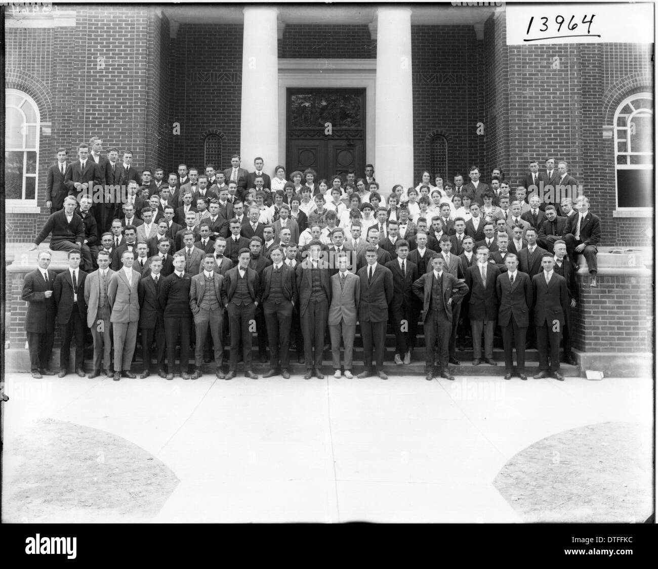 Un ritratto di gruppo della classe matricola del Liberal Arts College della Miami University nel 1914, che cattura la comunità accademica degli studenti e il contesto storico dell'istituzione. Questa fotografia fornisce un'istantanea della vita studentesca e della tradizione accademica nell'America dei primi anni del XX secolo, riflettendo la moda e le dinamiche sociali del periodo temporale. Foto Stock