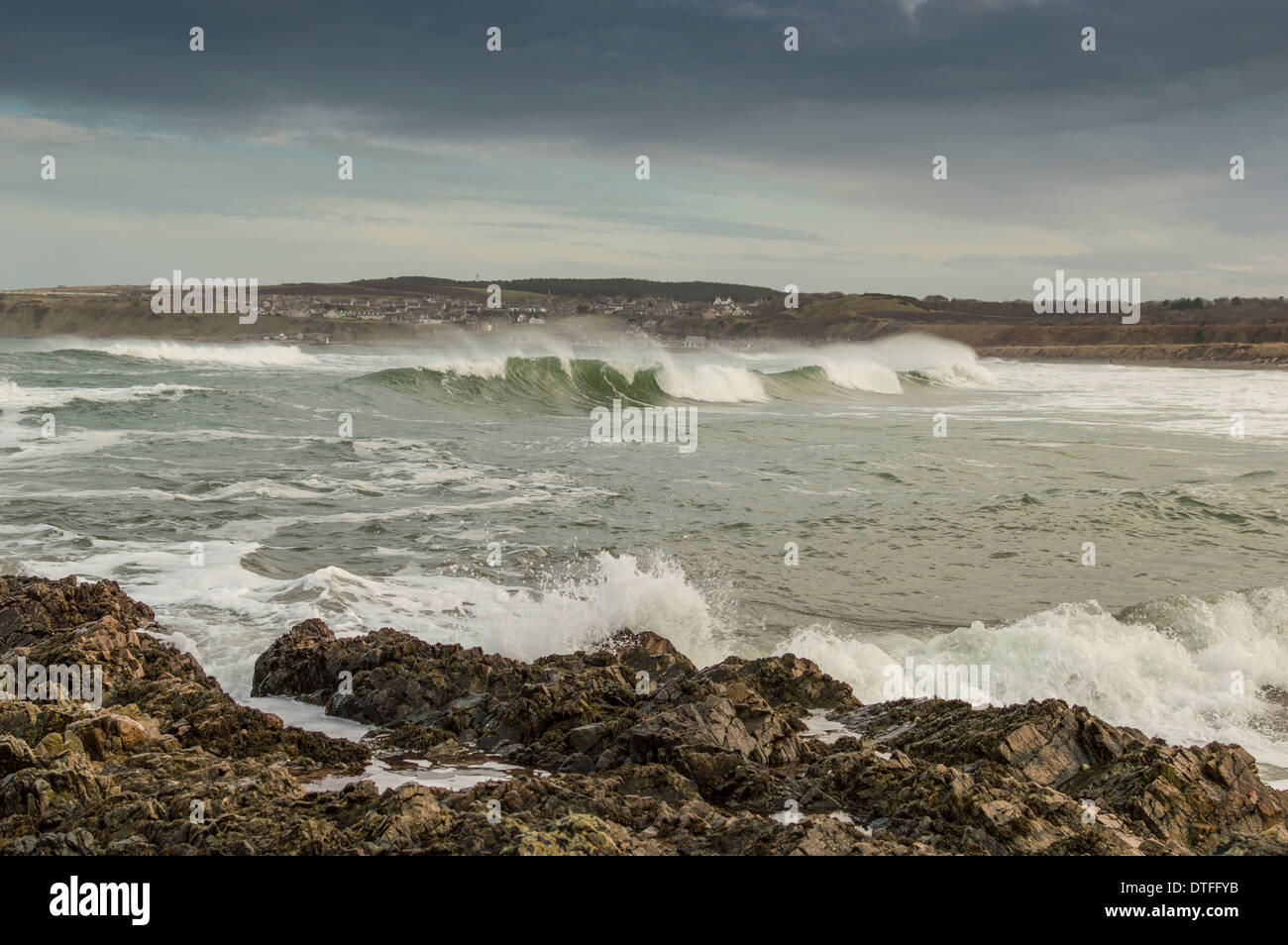Il mare in tempesta e onde che si infrangono i cavalli bianchi a Cullen Bay MORAY Scozia Scotland Foto Stock