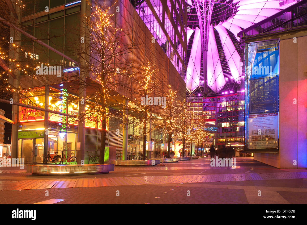 Notturna vista interna di illuminazione creativa architettura interni a Potsdamer Platz mostra inondato di luce forum Foto Stock