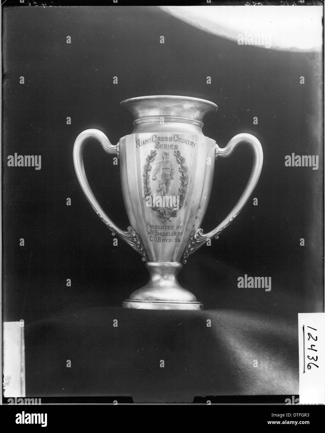 Il trofeo Miami University Cross Country Series del 1913 rappresenta un risultato significativo nella storia atletica dell'università. Mostra il successo degli atleti della Miami University nelle competizioni di fondo all'inizio del XX secolo. Foto Stock