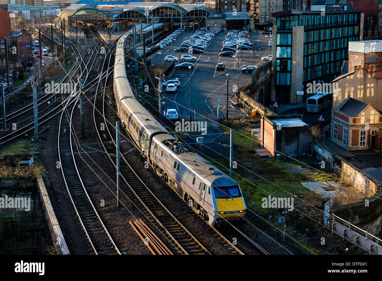 Inter City Train lasciando Newcastle Central Foto Stock