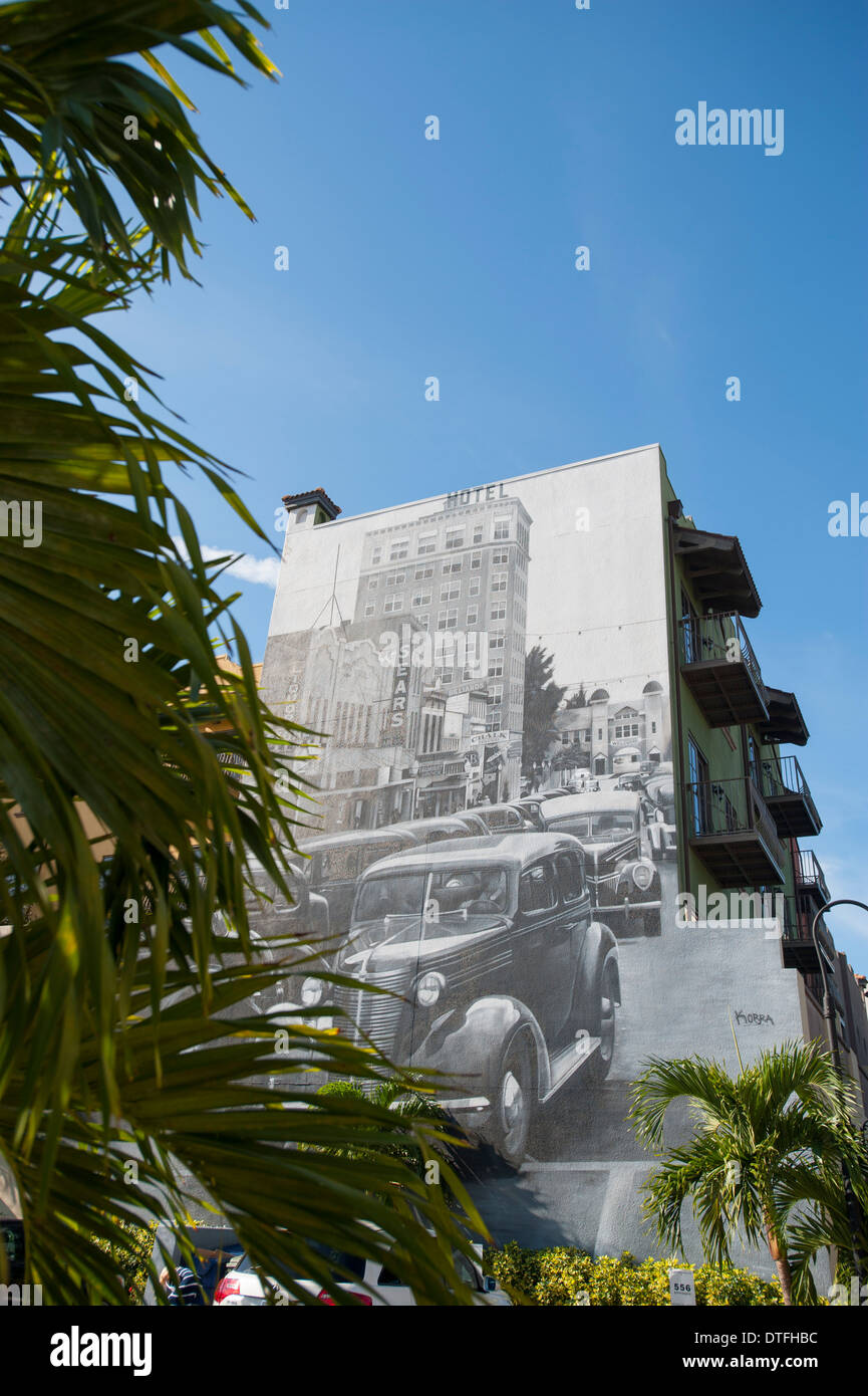 USA Florida Sarasota FL centro città vecchia - B&W murale su edificio mostra Sarasota nei vecchi giorni Foto Stock