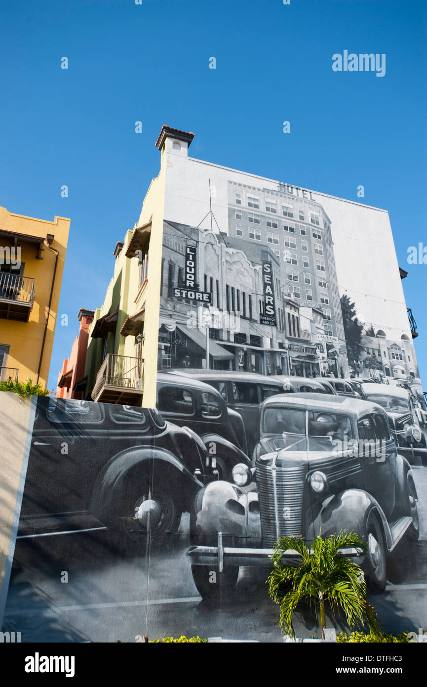 USA Florida Sarasota FL centro città vecchia - B&W murale su edificio mostra Sarasota nei vecchi giorni Foto Stock