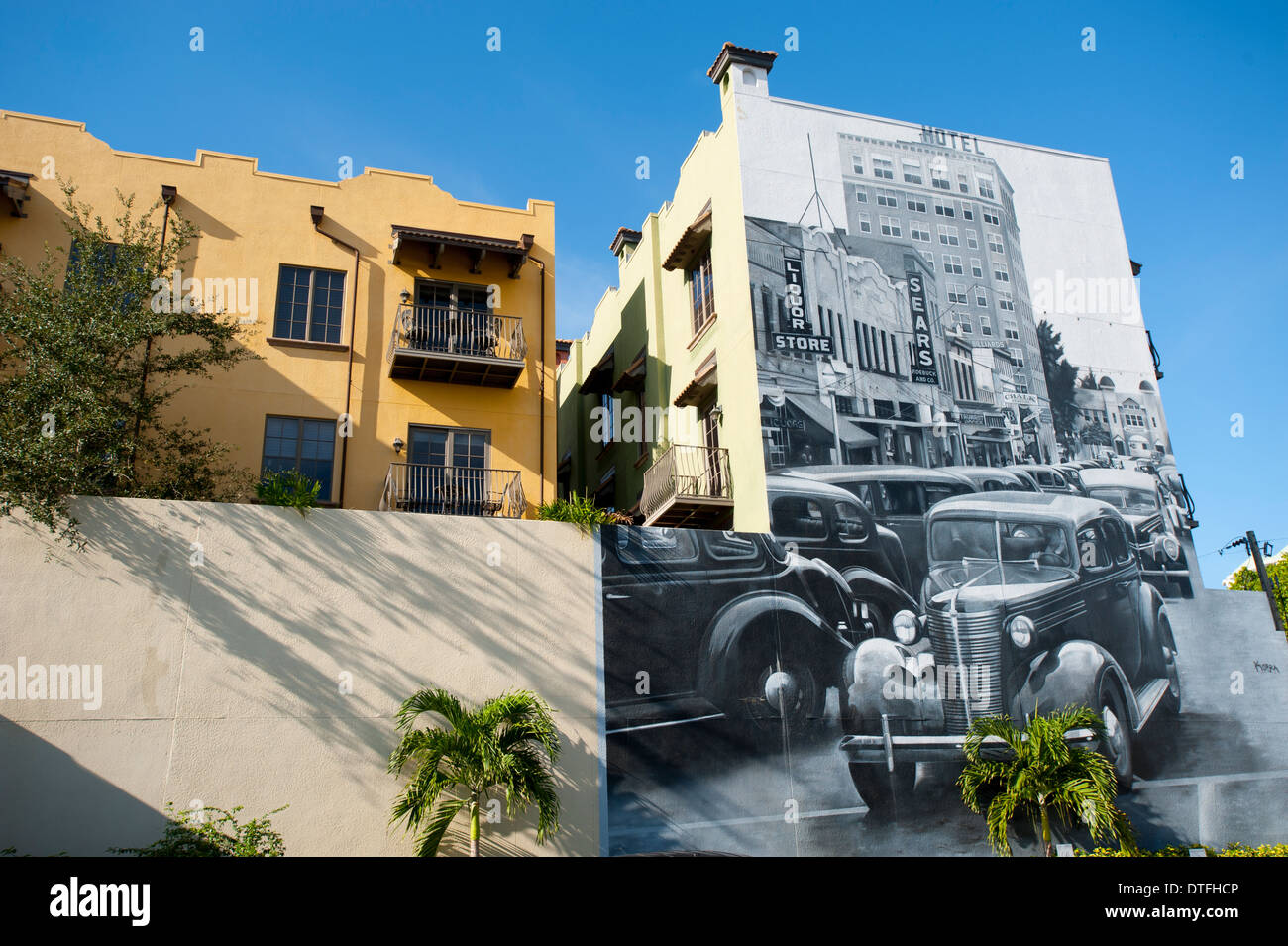 USA Florida Sarasota FL centro città vecchia - B&W murale su edificio mostra Sarasota nei vecchi giorni Foto Stock