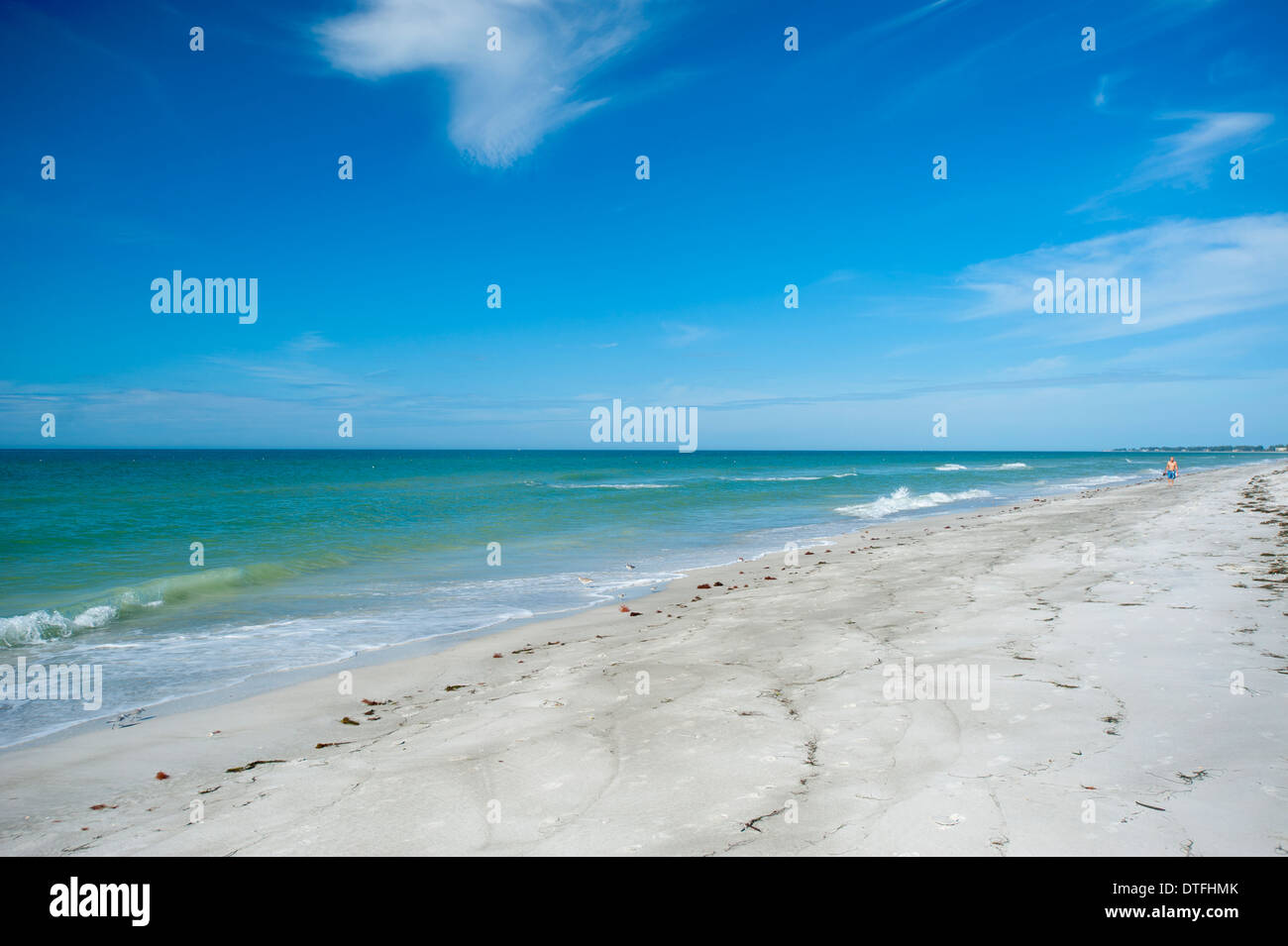 USA Florida Sarasota FL Longboat Key vuoto spiaggia di sabbia bianca con un solitario spiaggia soleggiata walker blu del cielo Foto Stock