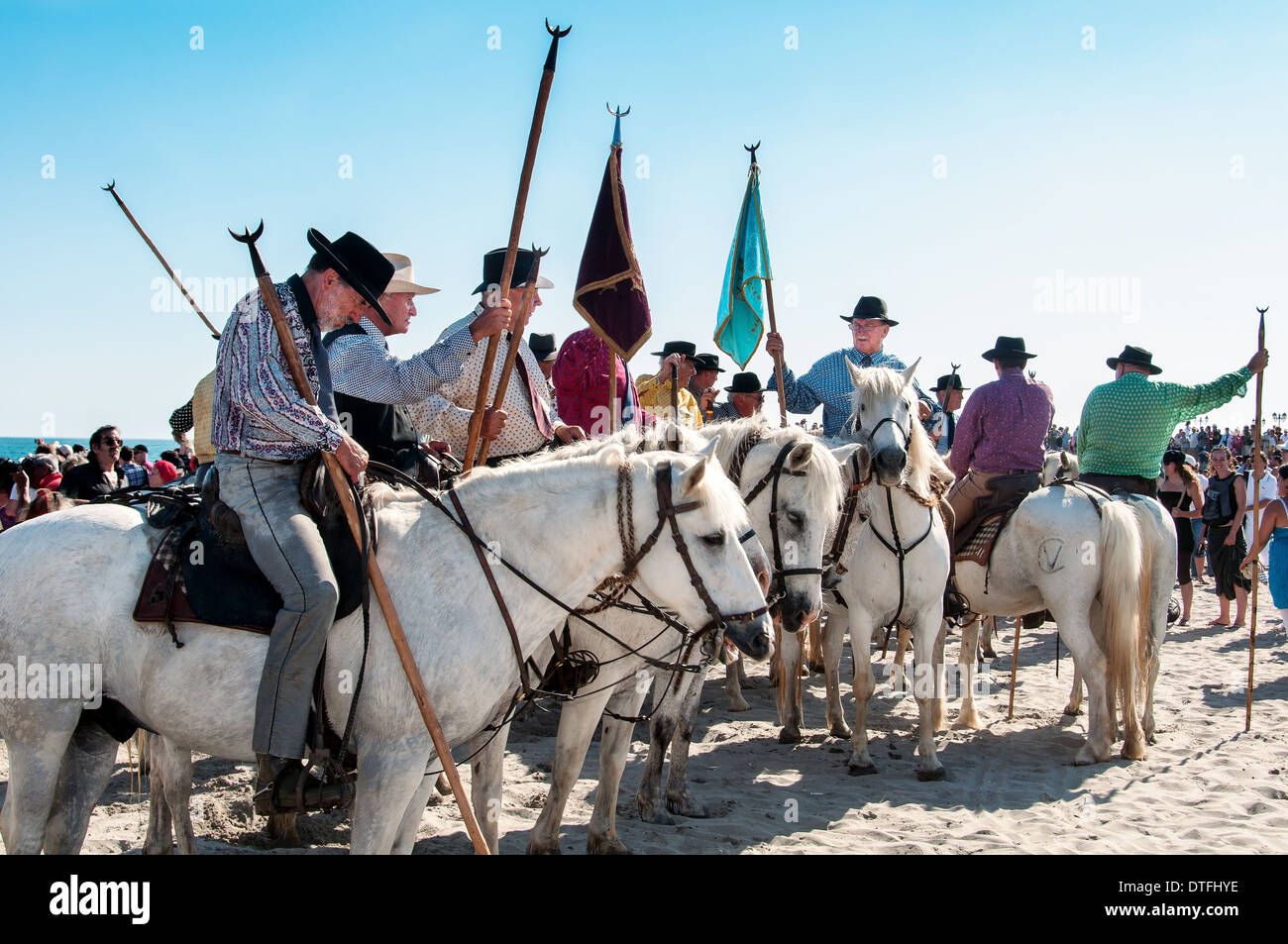 Europa, Francia, Bouche-du-Rhone, 13, Saintes-Maries-de-la-Mer, pellegrinaggio di zingari, guardiani. Foto Stock