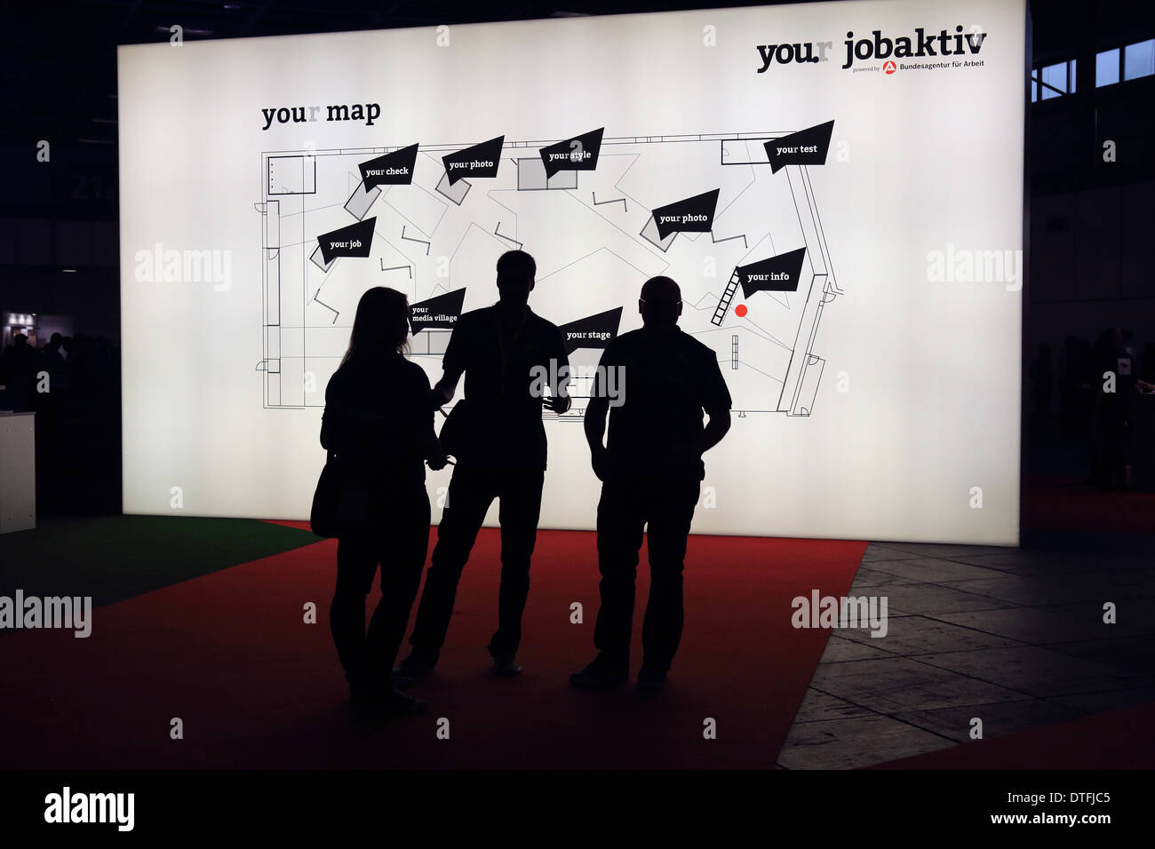 Berlino, Germania, per i visitatori della Fiera della Gioventù di stare davanti a una mappa illuminato Foto Stock