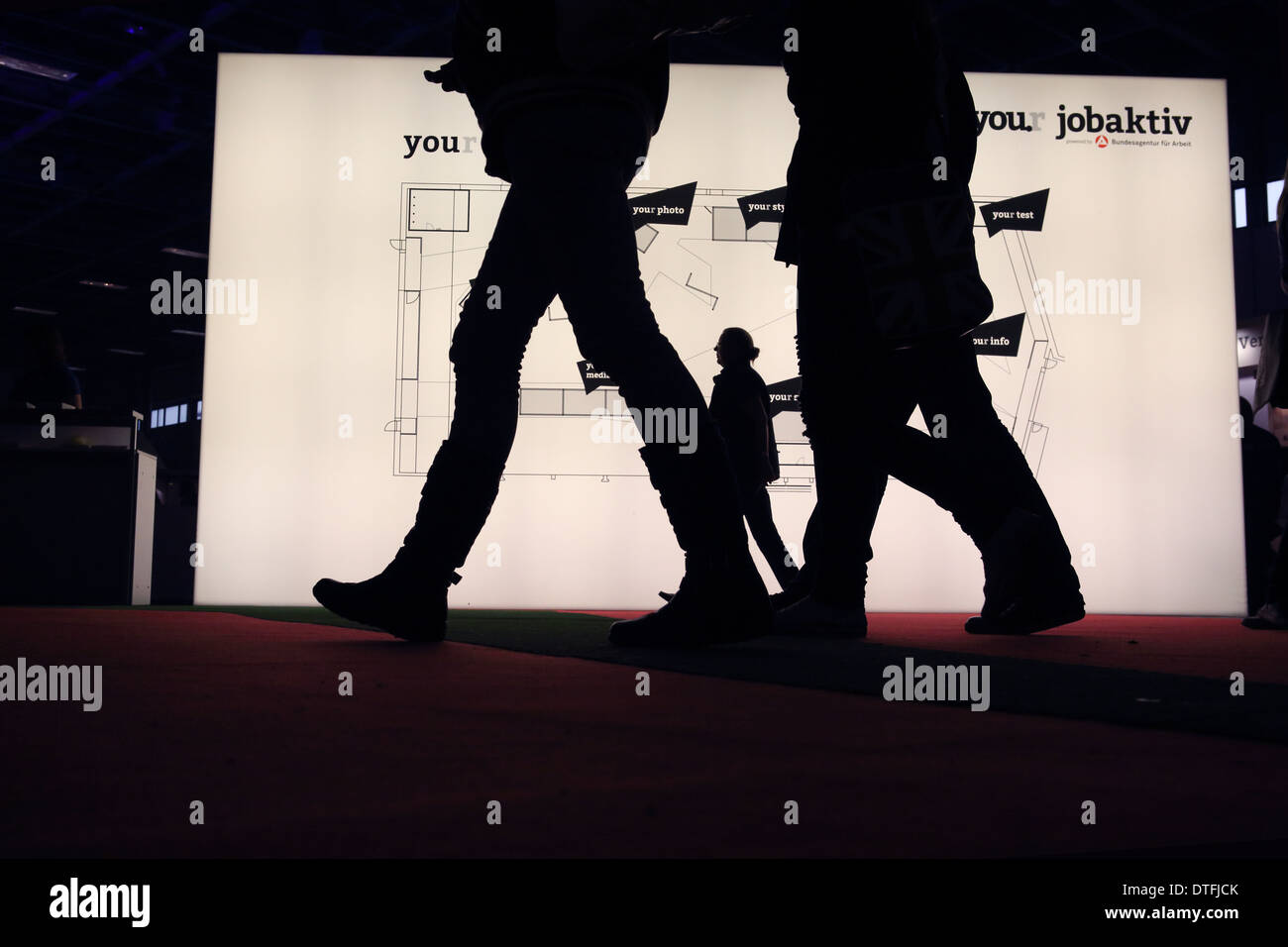 Berlino, Germania, per i visitatori della Fiera della Gioventù è di fronte a una mappa illuminato Foto Stock