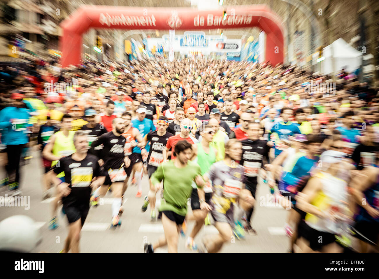 Barcellona, Spagna. 16 feb 2014. : Circa 14.000 corridori per iniziare la ventiquattresima edizione di Barcellona di Mezza Maratona © matthi/Alamy Live News Credito: matthi/Alamy Live News Foto Stock
