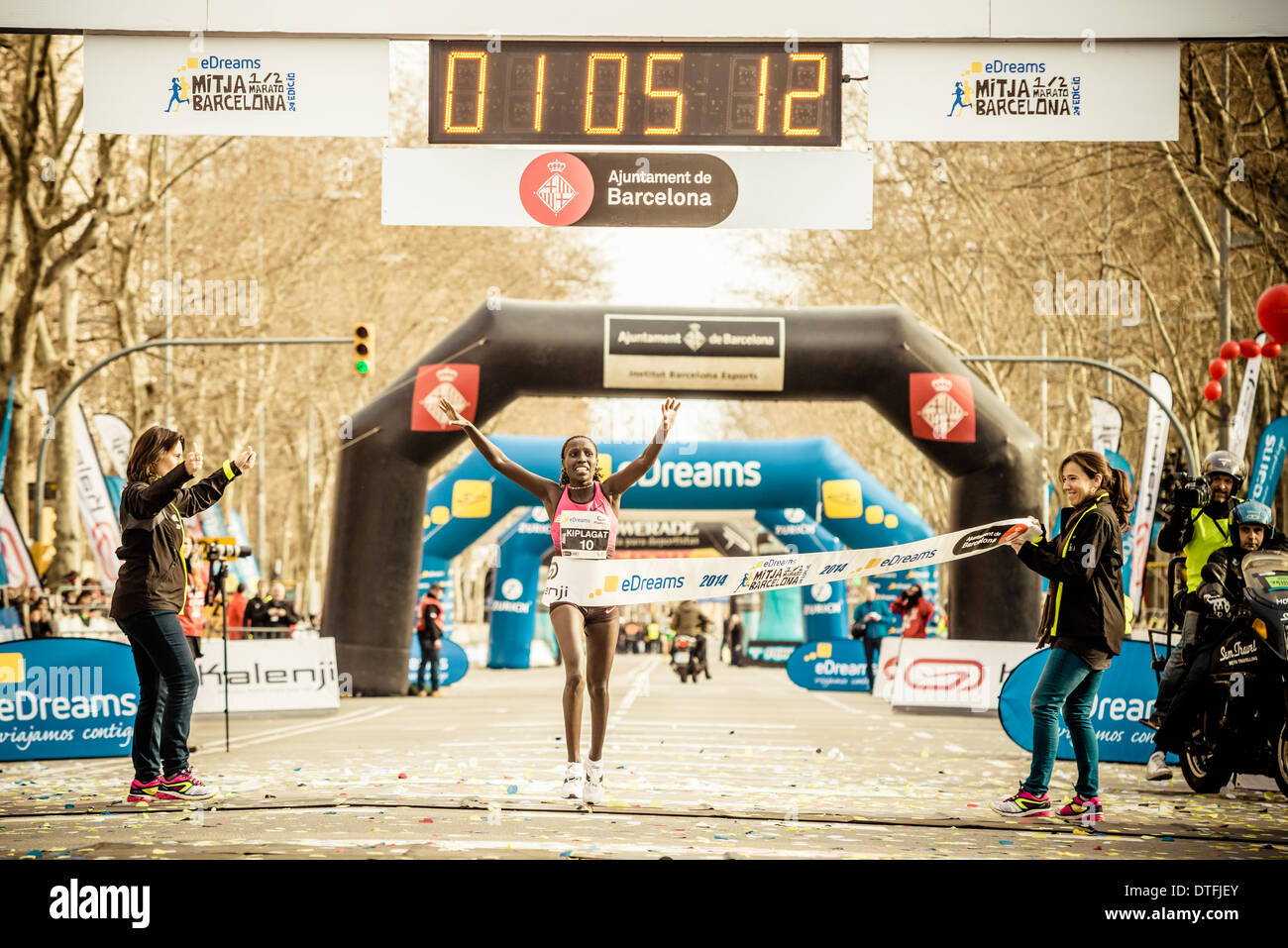 Barcellona, Spagna. 16 feb 2014. : Kenya's Firenze Jebet Kiplagat vince la ventiquattresima edizione di Barcellona della mezza maratona stabilendo un nuovo record del mondo in un tempo di 1:05:12 © matthi/Alamy Live News Credito: matthi/Alamy Live News Foto Stock