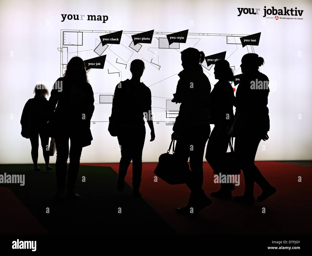 Berlino, Germania, per i visitatori della Fiera della Gioventù è di fronte a una mappa illuminato Foto Stock