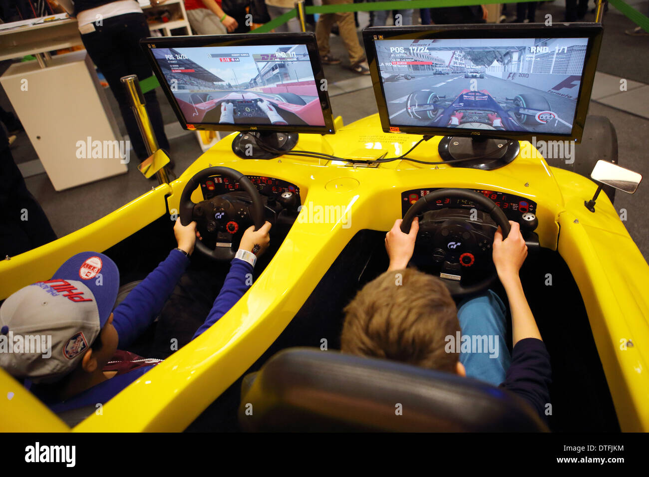 Berlino, Germania, giovani udienza presso la Fiera della Gioventù è in una Formula 1 simulator Foto Stock