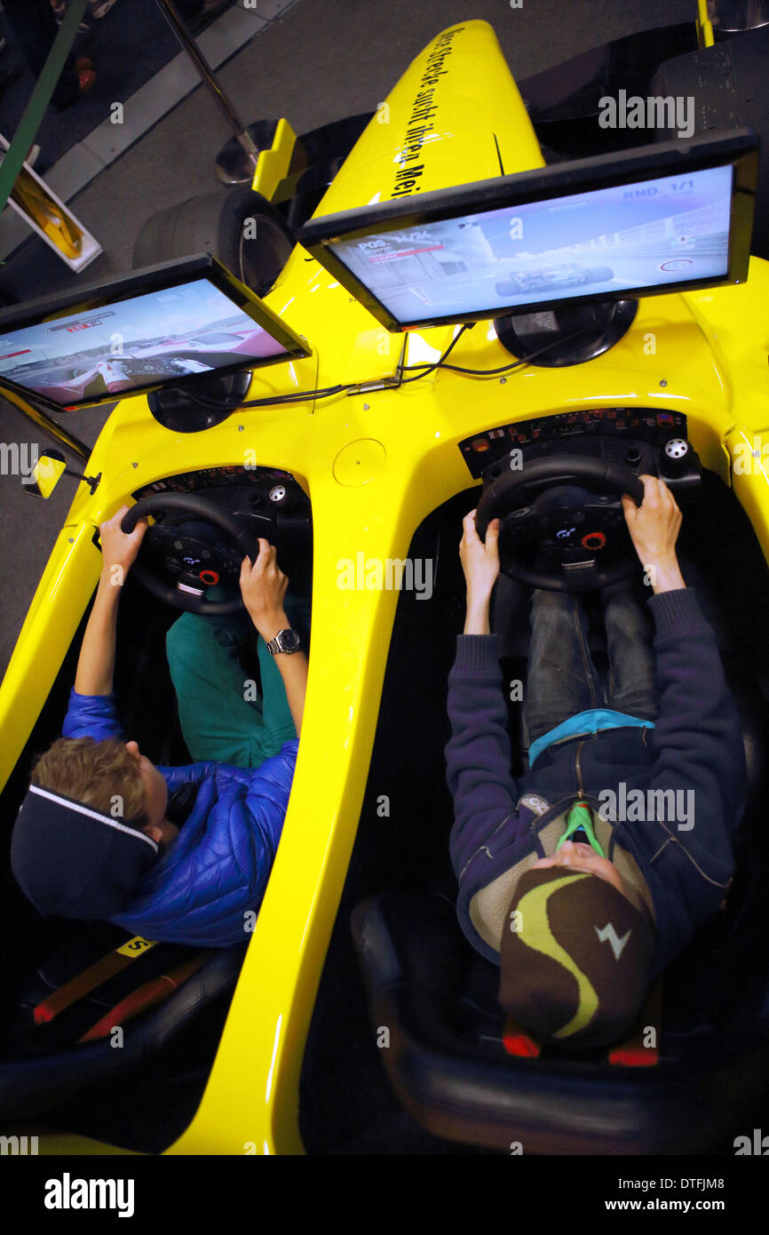 Berlino, Germania, giovani udienza presso la Fiera della Gioventù è in una Formula 1 simulator Foto Stock
