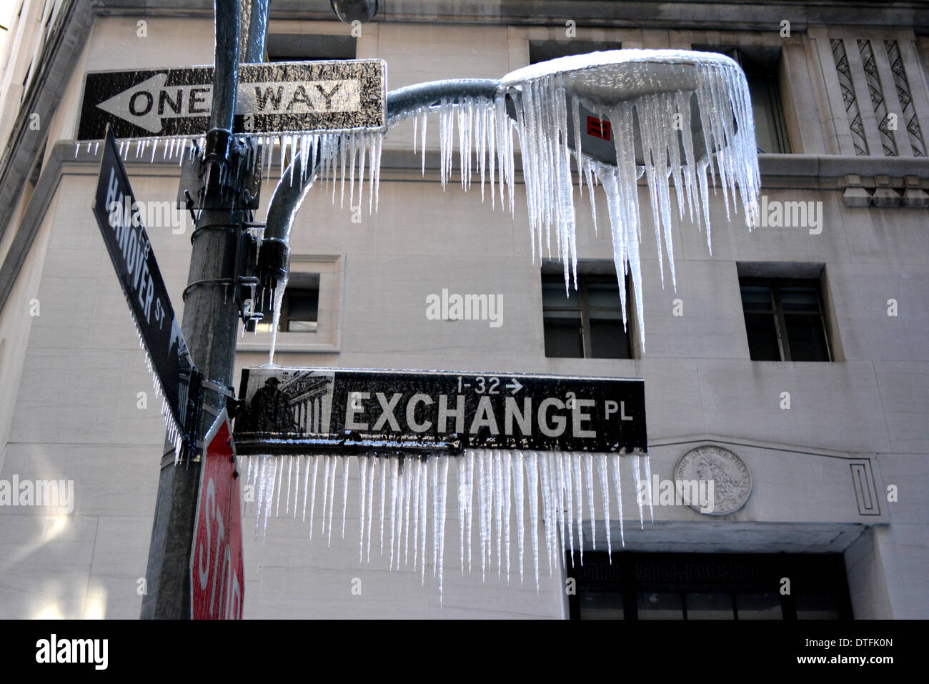 Ghiaccioli haning sulla segnaletica stradale in Lower Manhattan come temperatura di congelamento continua. Foto Stock