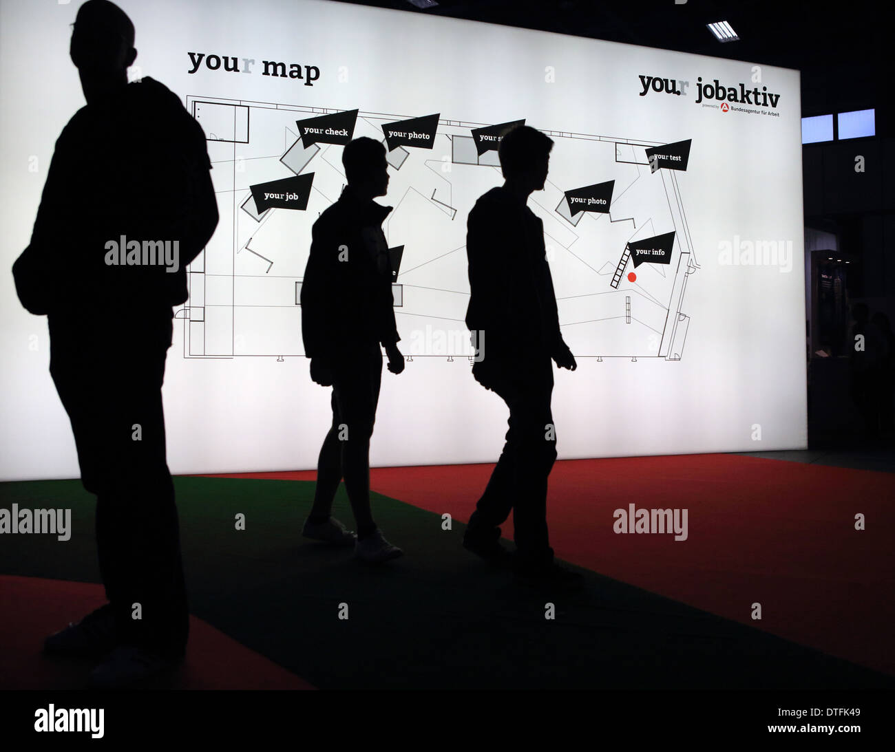 Berlino, Germania, per i visitatori della Fiera della Gioventù è di fronte a una mappa illuminato Foto Stock