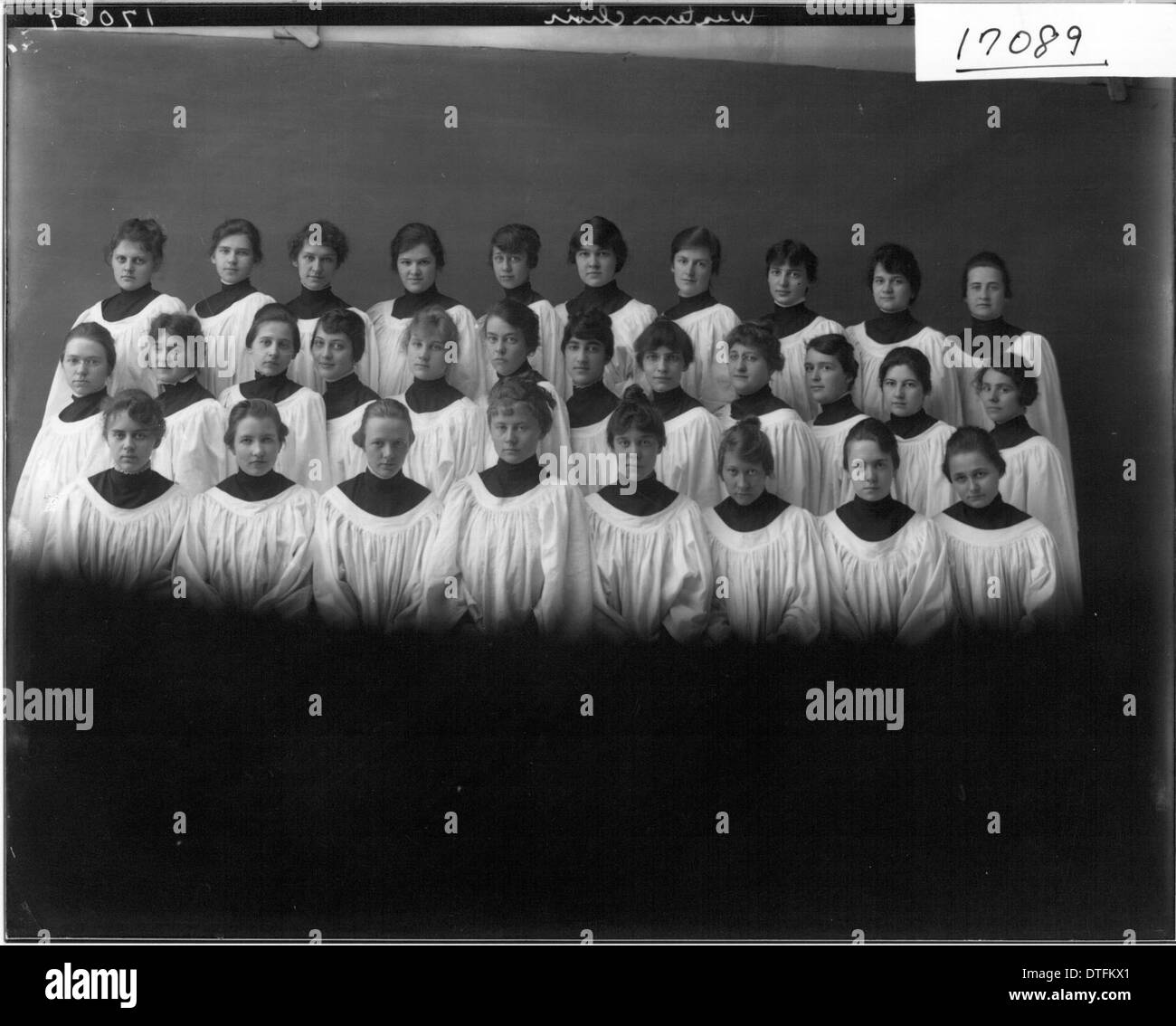 La fotografia del 1917 del Western College Choir cattura un momento storico all'inizio del XX secolo, documentando l'educazione femminile e le tradizioni musicali all'Università di Miami. Foto Stock
