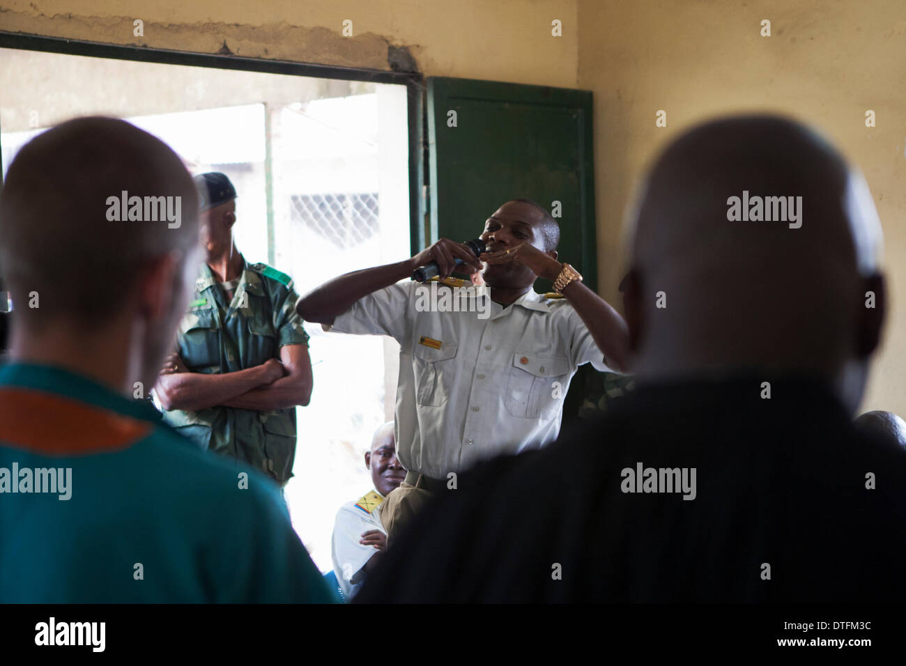 Kinshasa, NELLA REPUBBLICA DEMOCRATICA DEL CONGO. 17 feb 2014. Nkulu Prosecuter Katende durante la prova di oggi contro Giosuè francese accusato di aver ucciso il suo compagno di cella Tjostolv Moland a Kinshasa, NELLA REPUBBLICA DEMOCRATICA DEL CONGO.Il verdetto è previsto a cadere il mercoledì dopo la corte ha ascoltato testimonianze di medici esperti sulla sua salute oggi. © Rey T. Byhre/Alamy Live News Credito: Rey T. Byhre/Alamy Live News Foto Stock