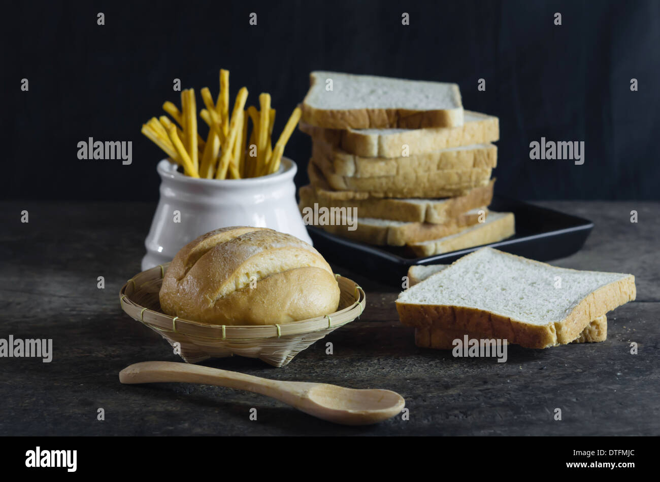 Diversi tipi di pane sul tavolo di legno Foto Stock