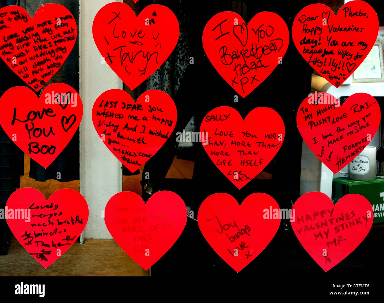 Il giorno di San Valentino i messaggi nella finestra del negozio display, Londra Foto Stock
