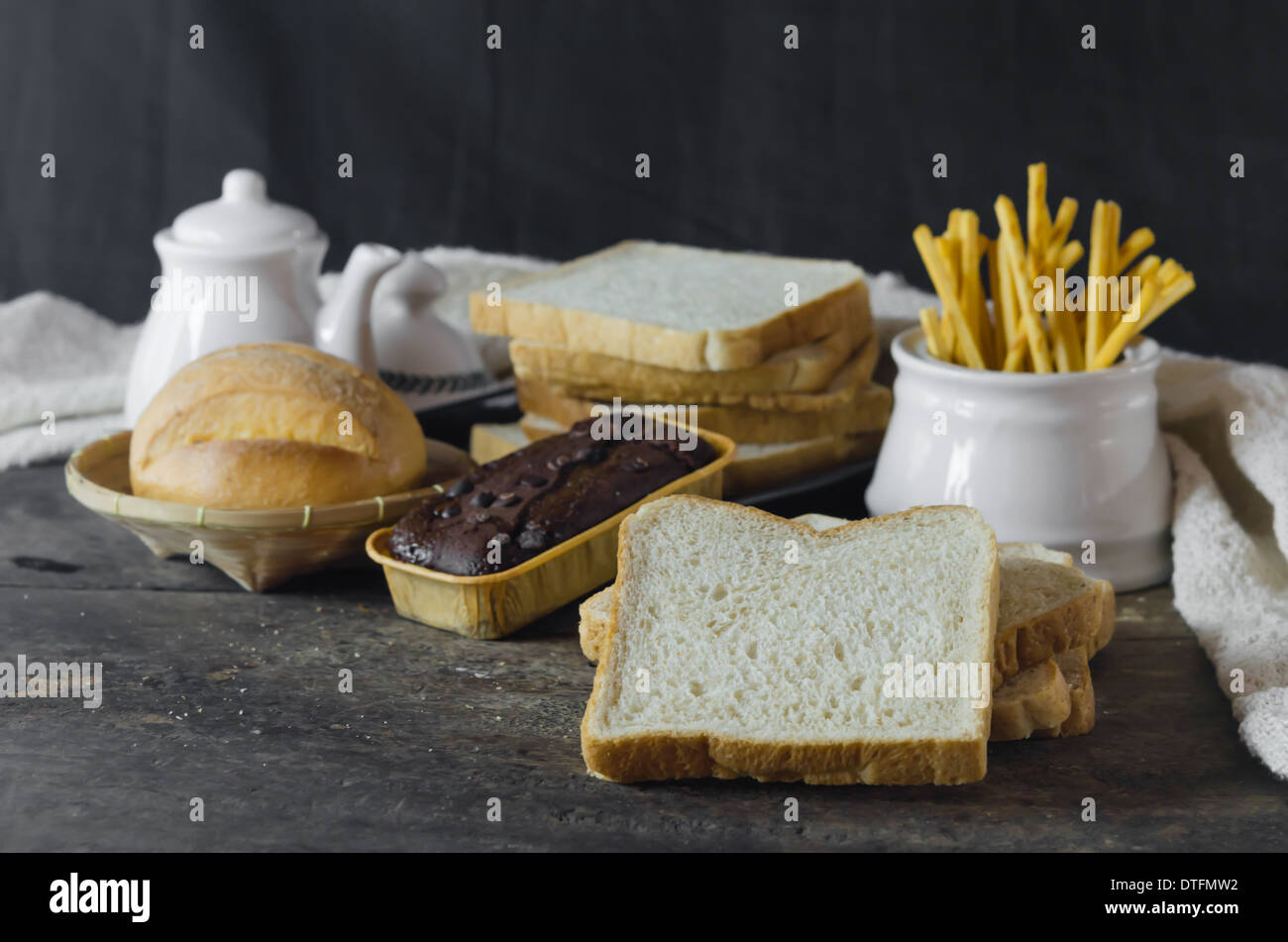 Diversi tipi di pane sul tavolo di legno Foto Stock