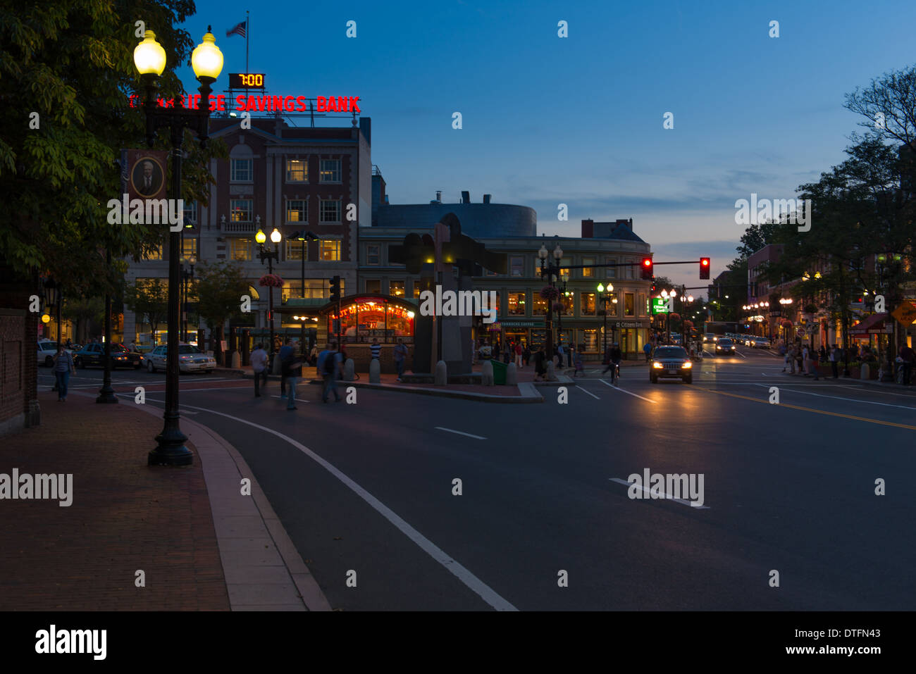 Cambridge risparmio bancario presso la Harvard Square triangolo di notte, Boston Foto Stock
